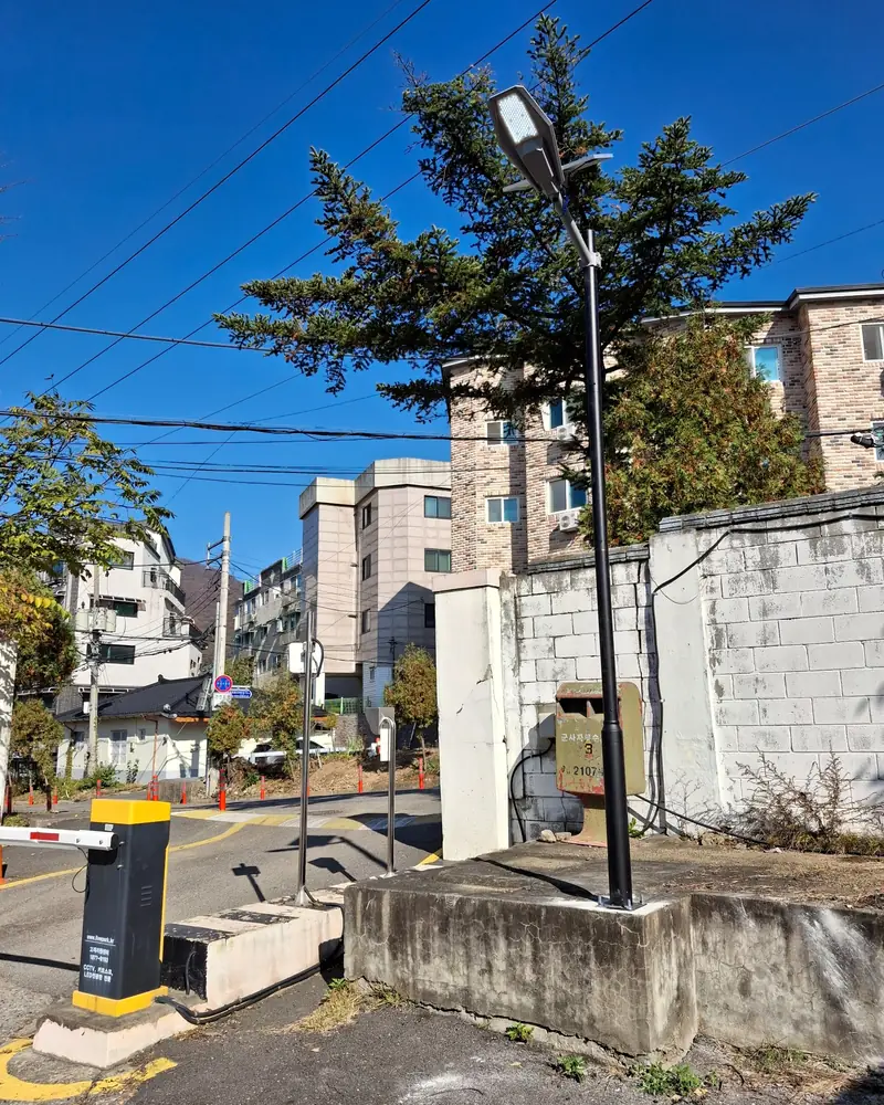 아산 공장 외곽 태양광가로등 패널 LED 설치 완료