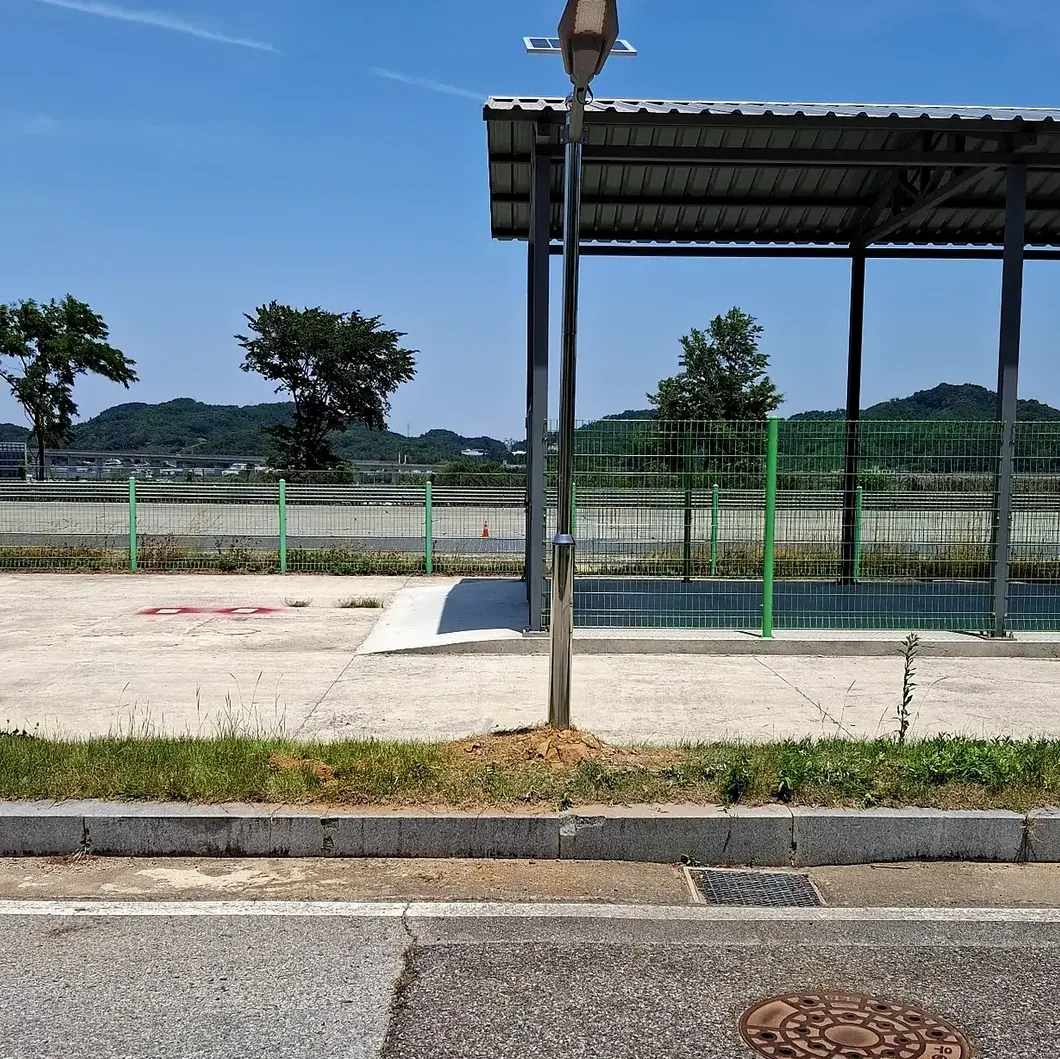 화성 공장 창고 외곽 태양광가로등 설치 완료