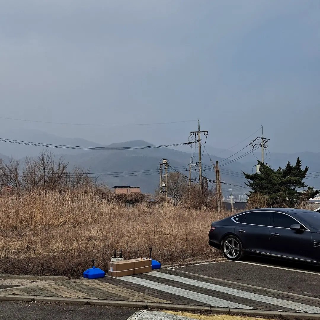 주차 공간과 보행 동선을 확인하는 태양광가로등 설치 전 환경