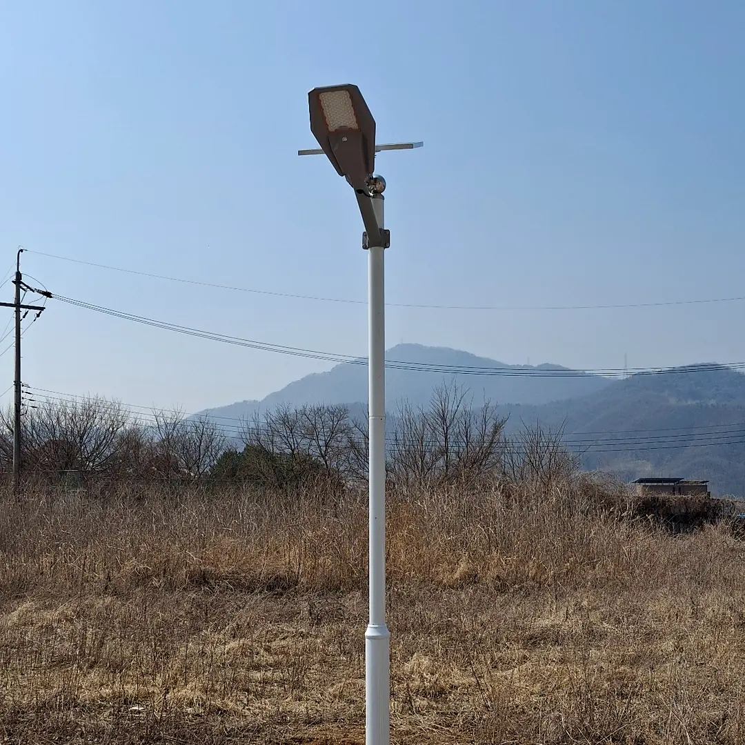 외곽 진입로에 설치된 태양광가로등 완료 모습
