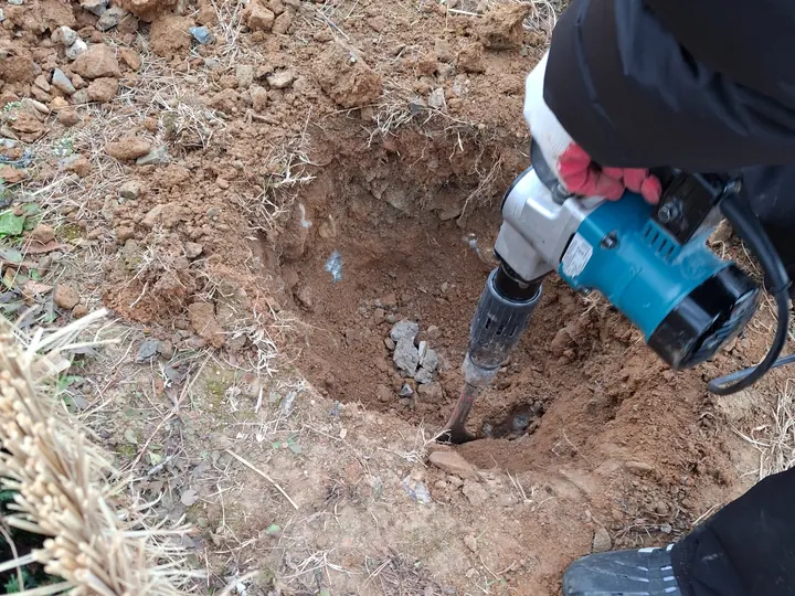 태양광가로등 기초 터파기와 굴착 작업