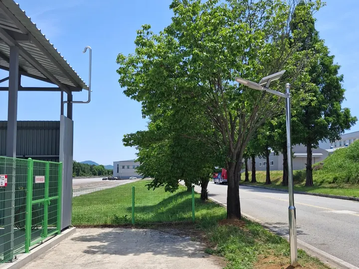 태양광 패널과 LED 등기구 설치 완료 상태