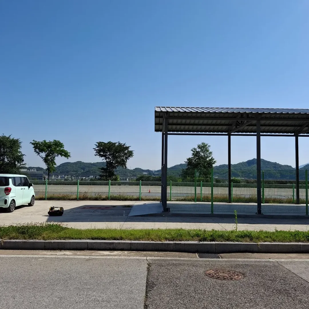 도로와 사업장 경계의 태양광가로등 설치 전 공간