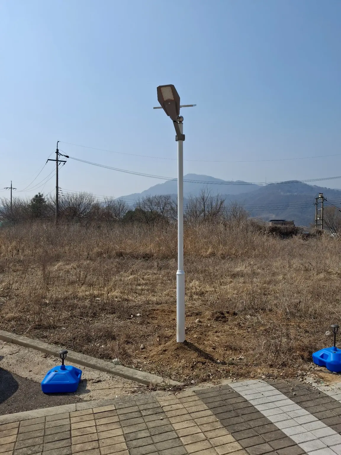 서울 태양광가로등 설치 완료 후 점등 방향 확인