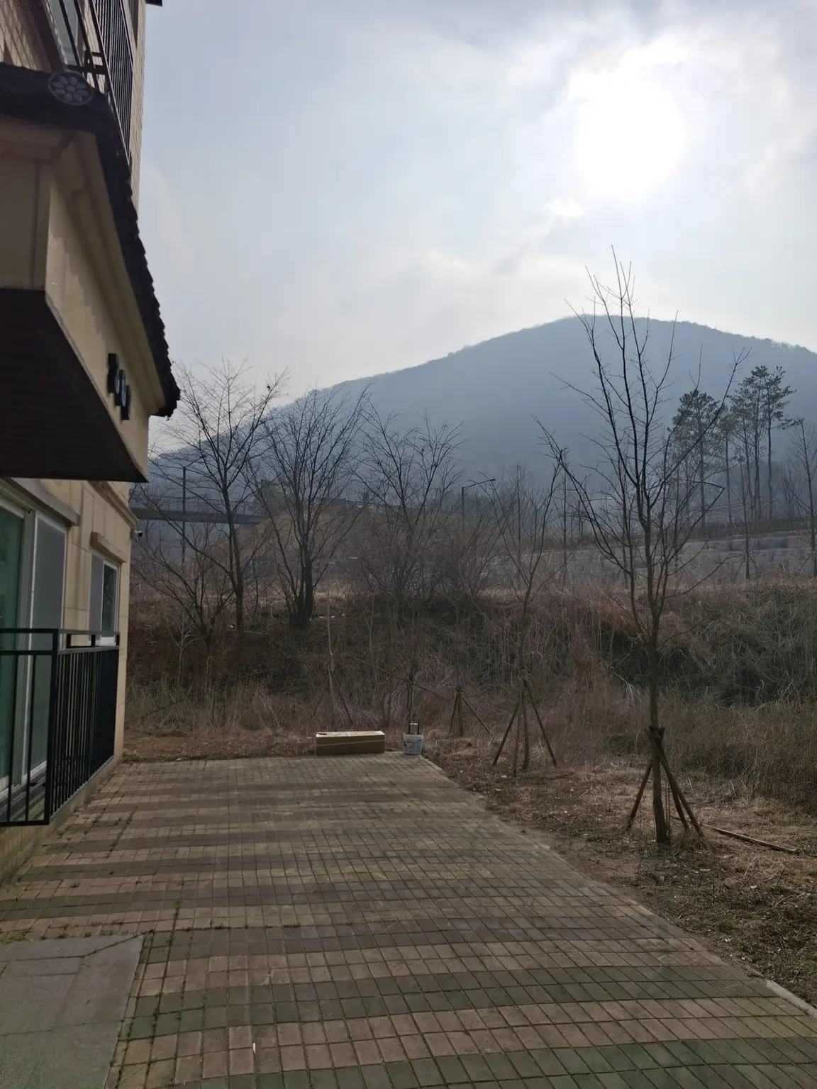 수원 건물 외곽 태양광가로등 설치 전 현장 확인
