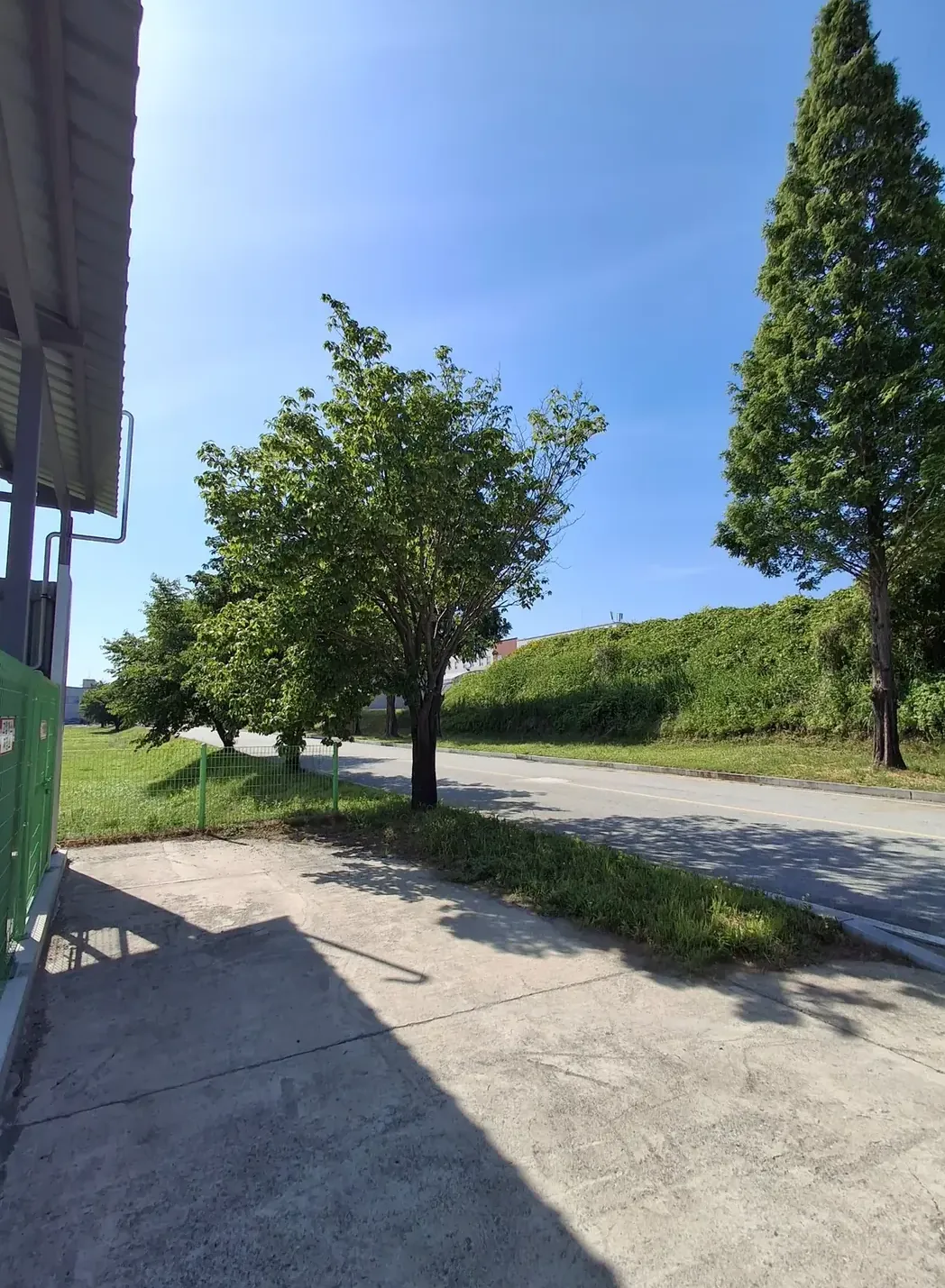 창고 외곽과 차량 진입 동선이 보이는 태양광가로등 설치 전 현장 확인