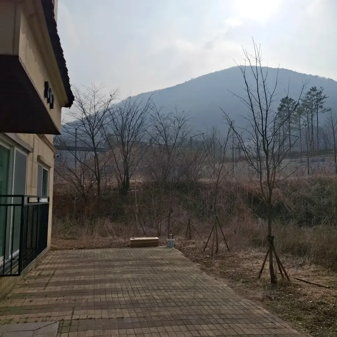 건물 외부 보행로와 경사지 주변의 설치 전 환경